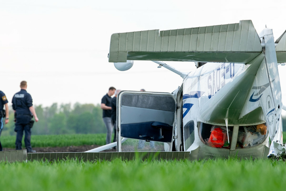 Kleinflugzeug überschlägt sich am Augsburger Flughafen! Drei Insassen in Klinik
