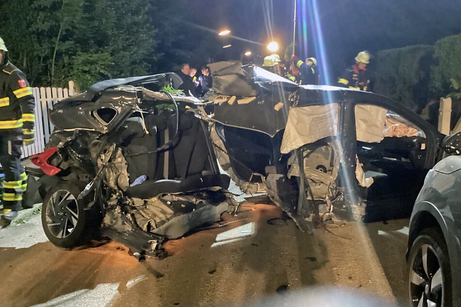 Der Unfallfahrer dieses Wagens blieb nach ersten Erkenntnissen "augenscheinlich nur leicht verletzt".