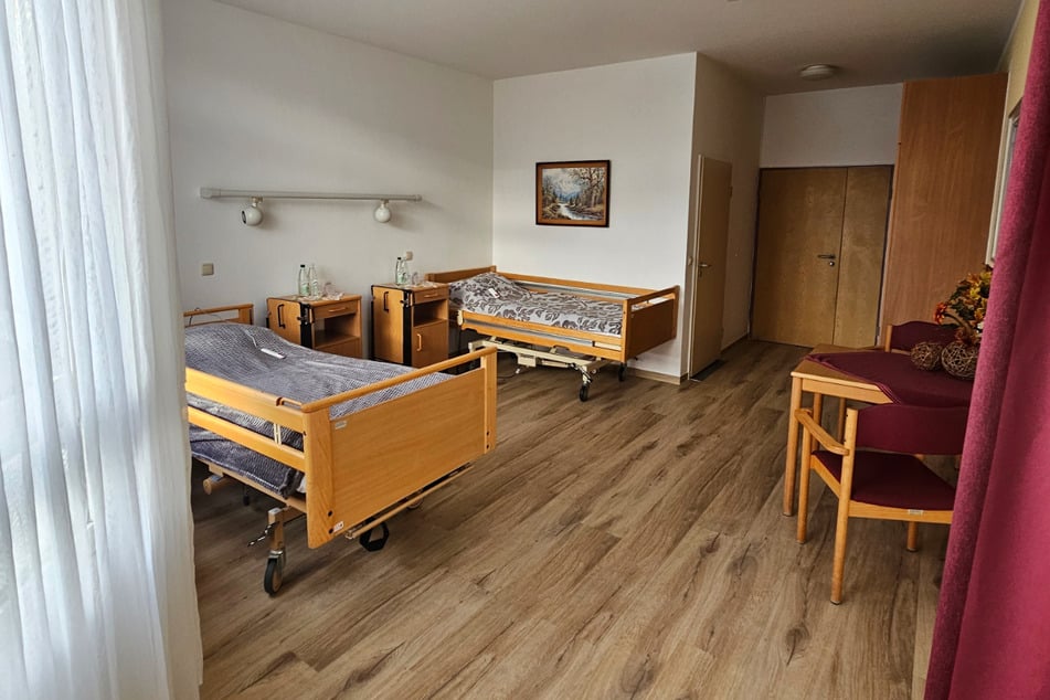 Ein Doppelzimmer im Senioren-Wohnpark in Neuruppin bietet ausreichend Platz für beide Bewohner und ihren Hausrat.