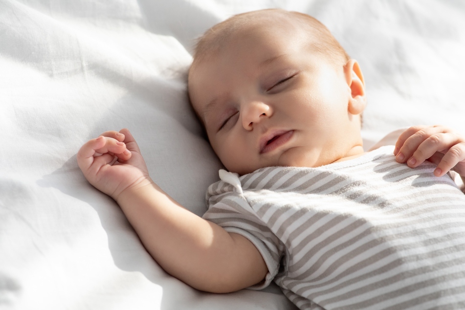Während Neugeborene mehr als 17 Stunden über einen ganzen Tag verteilt schlafen, benötigen Erwachsene nur noch rund neun Stunden Schlaf.