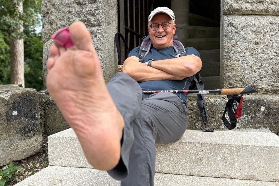 Im Laufe der Wanderung musste Andreas Stoch (55) mehrere seiner Zehen verarzten.