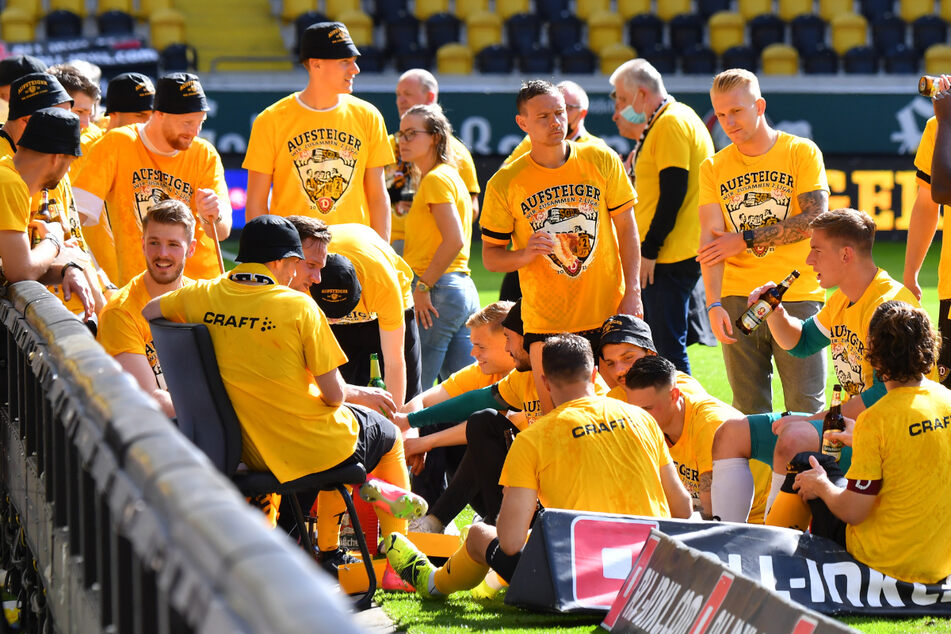 Die Dynamos feierten den Aufstieg noch auf dem Rasen mit Pizza und Bier.