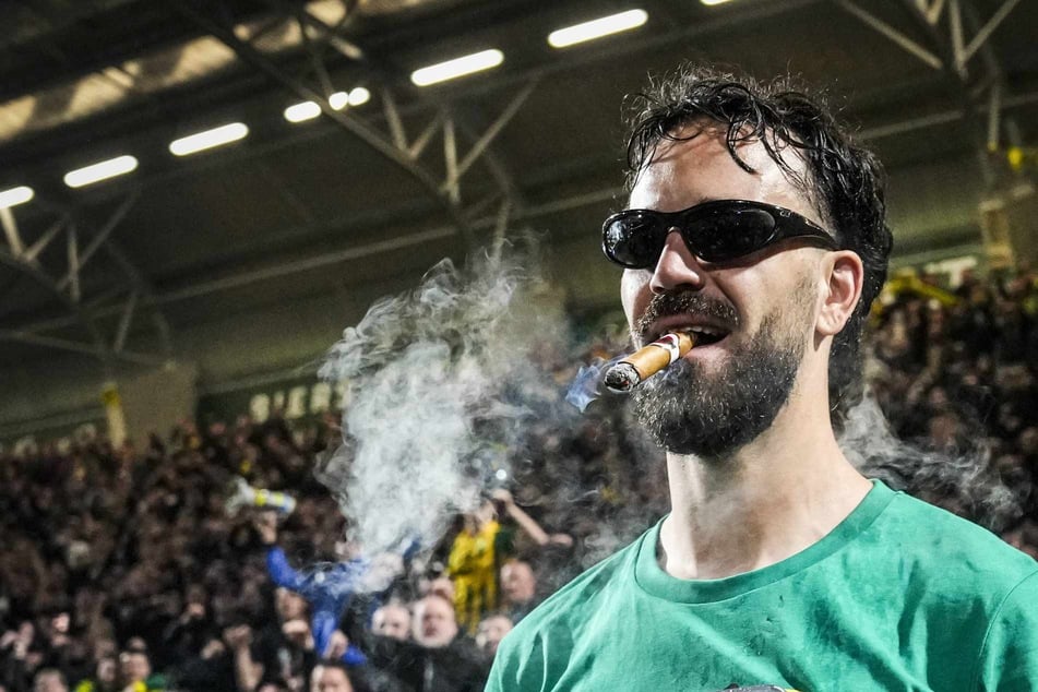 Zigarre, Bier, Sonnenbrille: Abwehrspieler gibt legendäres Aufstiegs-Interview