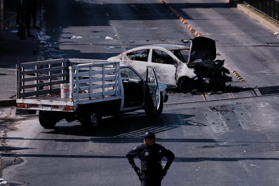 Nach dem Tod von "El Mencho" sperrten Mitglieder des CJNG-Kartells zahlreiche Straßen in mehreren Bundesstaaten mit brennenden Autos und Lastwagen.
