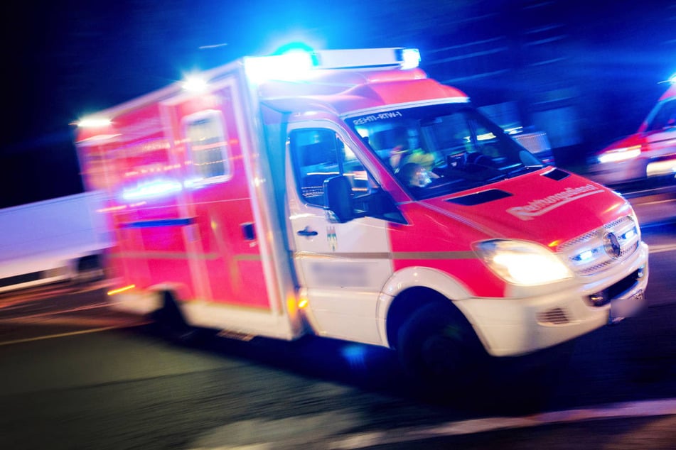 Ein Rettungswagen brachte die Frau noch in ein Krankenhaus, dort kam für sie aber jede Hilfe zu spät. (Symbolbild)