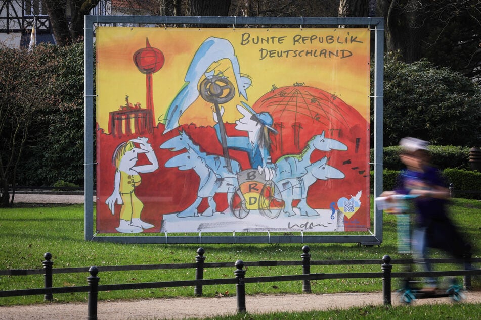 Ein Plakat mit einem Motiv von Udo Lindenberg (75) steht im Kurpark in Timmendorfer Strand. Die Plakate wurden zugunsten der Unicef Nothilfe für Kinder in der Ukraine versteigert.