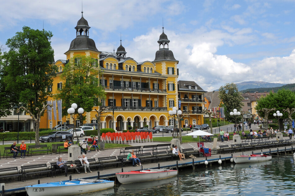 Das Falkensteiner Schlosshotel Velden (alias "Schlosshotel am Wörthersee") aufgenommen vom See aus. Wegen sinkender Corona-Infektionszahlen streicht die Bundesregierung am Sonntag ganz Österreich von der Liste der Risikogebiete.