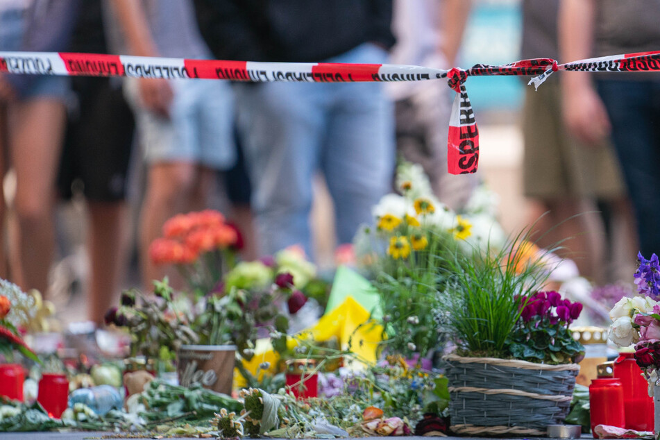 Zahlreichen Menschen legten Trauerkerzen und Blumen am Tatort in Würzburg ab. Drei Frauen wurden bei der Attacke am Freitag getötet.