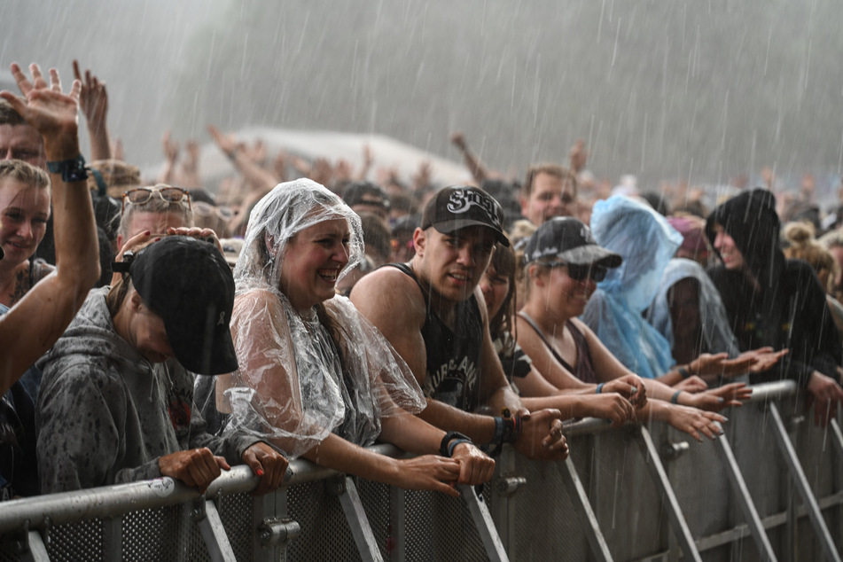 Auch 2023 wurden die Festivalbesucher beim Hurricane von Starkregen überrascht.