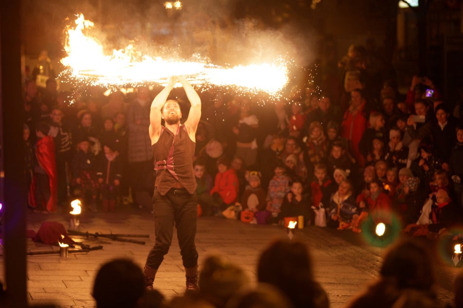 Unter anderem mit einer Feuershow wurde die Kürbisparade gefeiert.