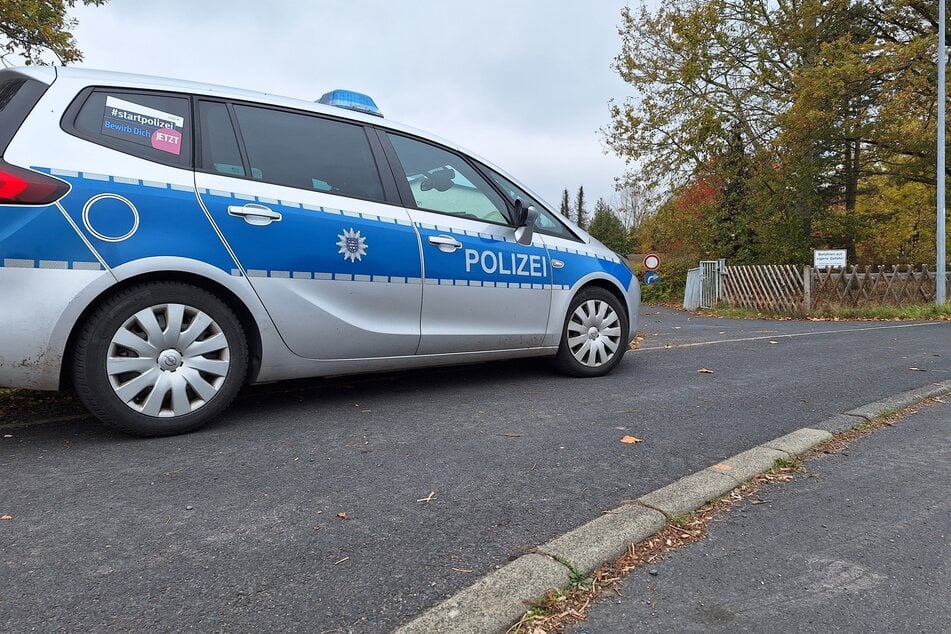 Während der Fahndung habe auf dem Gelände der ehemaligen Jugendherberge das vermutliche Lager des Täters mit weiterem Diebesgut aus vorangegangenen "Diebstahlshandlungen" aufgefunden werden können, hieß es von der Polizei.