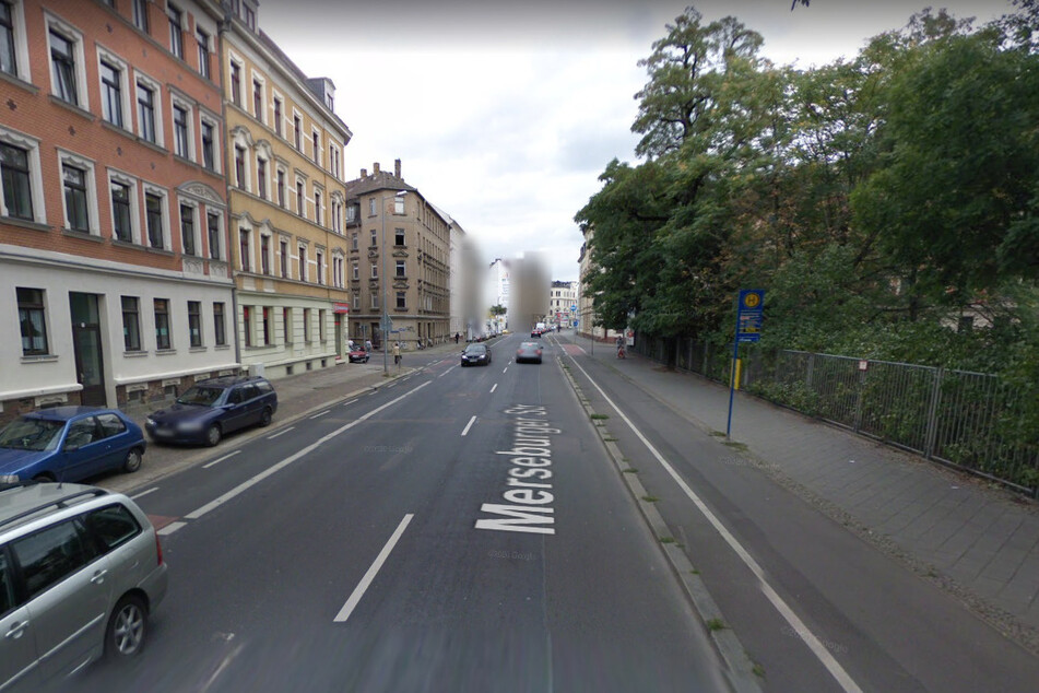 In der Merseburger Straße an dieser Bushaltestelle gerieten am Mittwoch zwei Männer aneinander. (Archivbild)