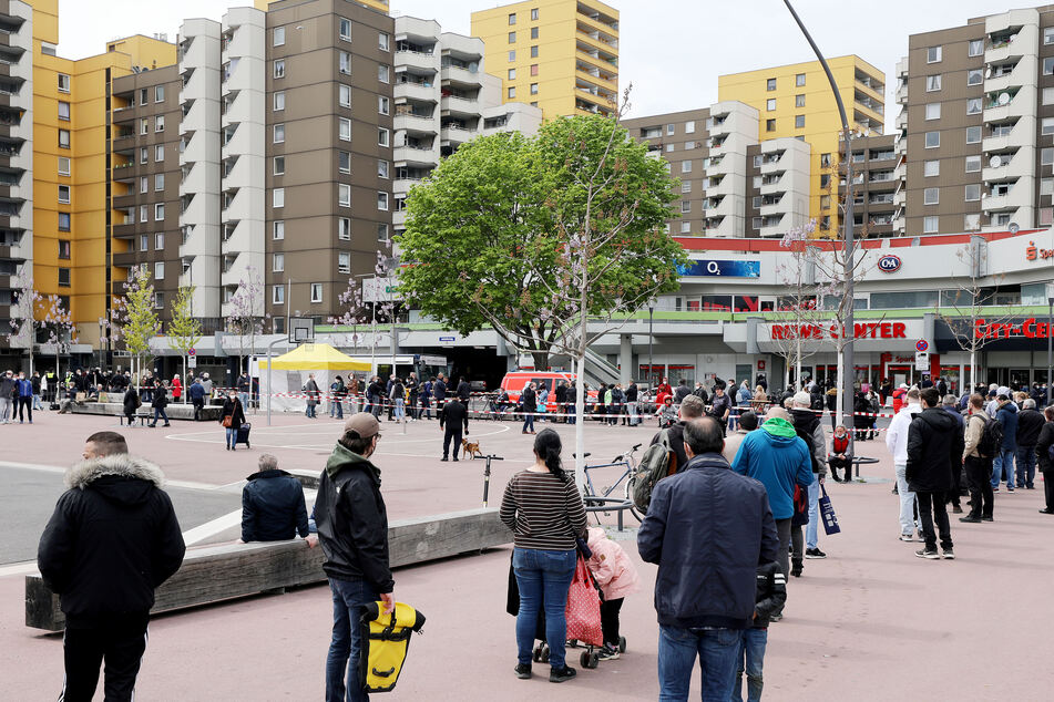 Das Kölner Impf-Projekt in sozialen Brennpunkten wie den Hochhaussiedlungen des Stadtteils Chorweiler ist vorerst ausgesetzt. (Symbolfoto)