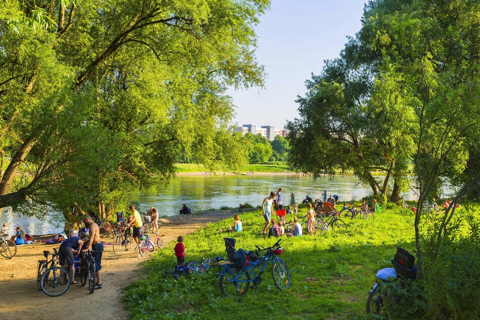 An der Prießnitzmündung tummeln sich im Sommer viele Familien mit Kindern.