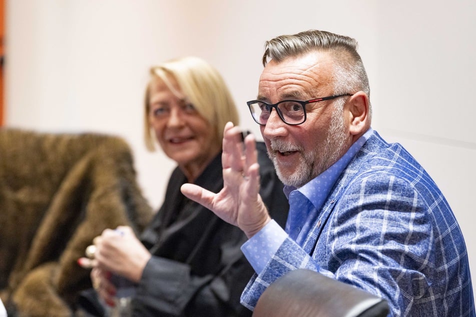 Lutz Bachmann (53) grüßte freundlich von der Anklagebank im Landgericht.