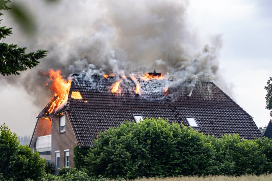 Auch die beiden oberen Wohnungen des Mehrfamilienhauses wurden durch das Feuer in Mitleidenschaft gezogen.