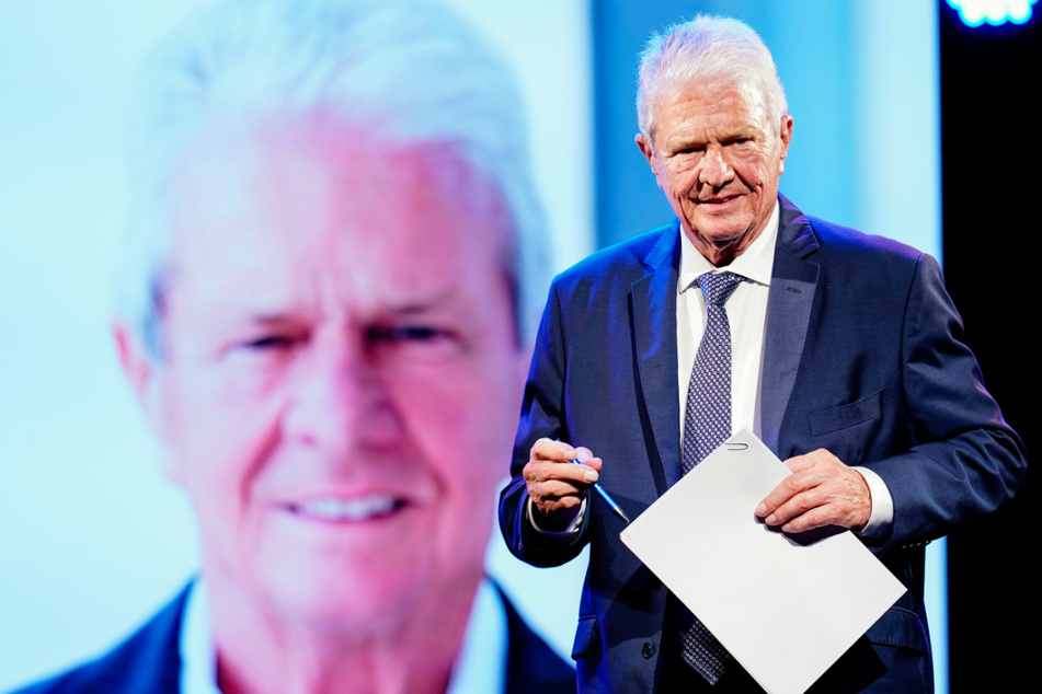 Der Unternehmer und Mäzen Dietmar Hopp (80) steht bei der Verleihung des Karl Kübel Preises im Musiktheater Rex auf der Bühne. Der Fan-Club "Sektion Kraichgau" hat die TSG 1899 Hoffenheim auf, die Vorkommnisse rund um das Skandal-Spiel gegen den FC Bayern aufzuklären.