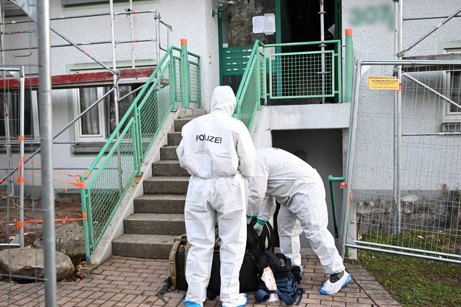 Viel Arbeit für die Spurensicherung, nachdem drei tote Personen in einem Wohngebäude entdeckt wurden.