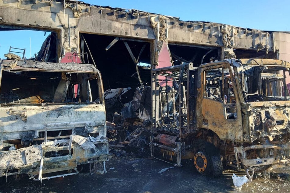 Das Feuer habe fünf Einsatzfahrzeuge der Treffurter Freiwilligen Feuerwehr zerstört, hieß es in einer Mitteilung auf der Seite des Landratsamtes Wartburgkreis.