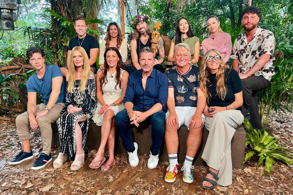 Während der großen Wiedersehens-Show am Montag ist Umut Tekin (28, o.r.) eingeschlafen.