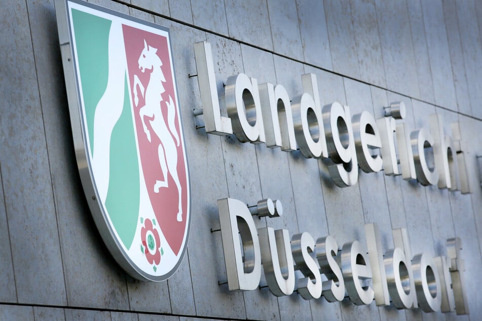 Das Landgericht Düsseldorf verurteilte die beiden Gefängniswärter (51, 52) zu Geldstrafen. Sie wurden nach dem Vorfall bei erheblich gekürzten Bezügen vom Dienst suspendiert.
