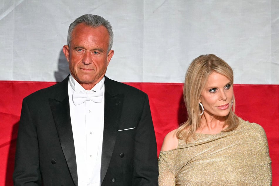 In a recent interview, Cheryl Hines opened up about her marriage to Robert F. Kennedy Jr. (l.) and the political issues he's had with his siblings.