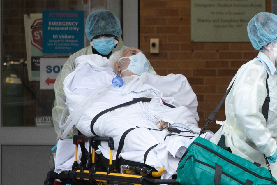 Ein Patient wird während der Coronavirus-Pandemie von medizinischem Personal des "Maimonides Medical Center" in New York verlegt. (Archivbild)