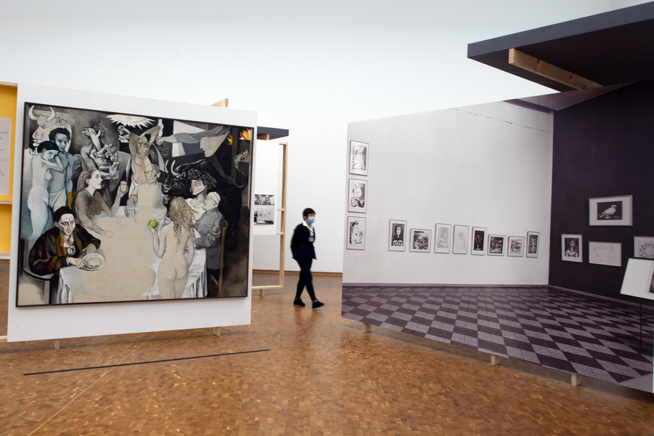 Eine Frau geht im Museum Ludwig an dem Bild "Totenmahl mit Picasso" von Renato Guttuso aus dem Jahr 1973 vorbei.