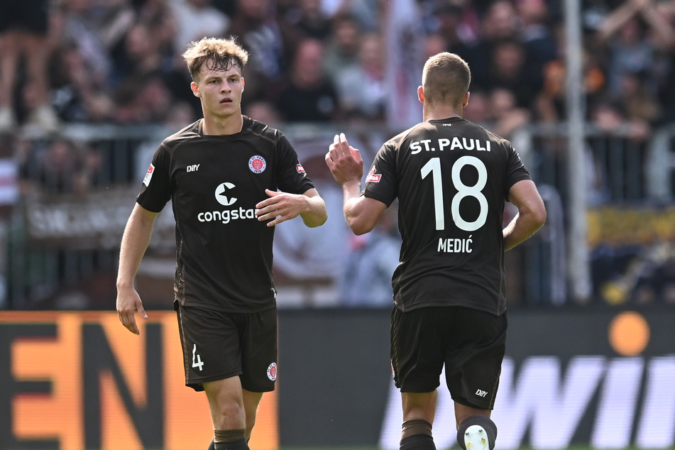 St.-Pauli-Innenverteidiger David Nemeth (21, l.) sicherte dem Kiezklub mit seinem Last-Minute-Treffer gegen den SC Paderborn einen verdienten Punkt.