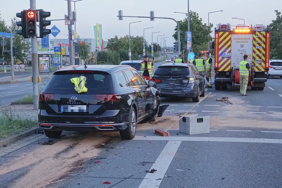 Aus den Unfallwagen ausgetretene Betriebsstoffe reinigte die Feuerwehr vor Ort.