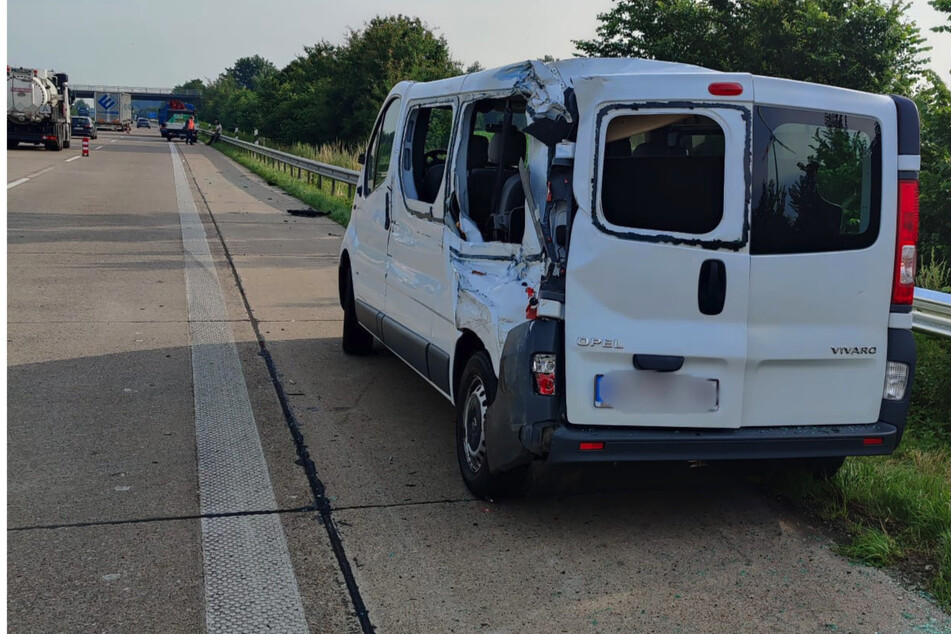 Totalschaden: Lkw-Fahrer übersieht Transporter auf Standstreifen und kracht gegen BMW