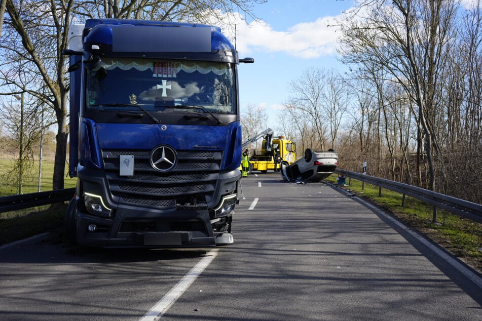 Das Auto war zuvor offenbar in den Gegenverkehr geraten, dort mit einem Sattelzug kollidiert.