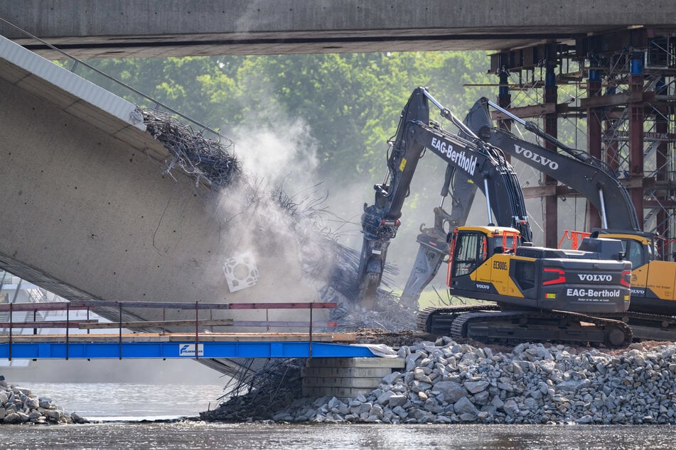 Wie bei den Trümmern von Brückenzug C sollen auch die beiden anderen Züge durch mehrere Bagger zerkleinert werden. (Archivbild)