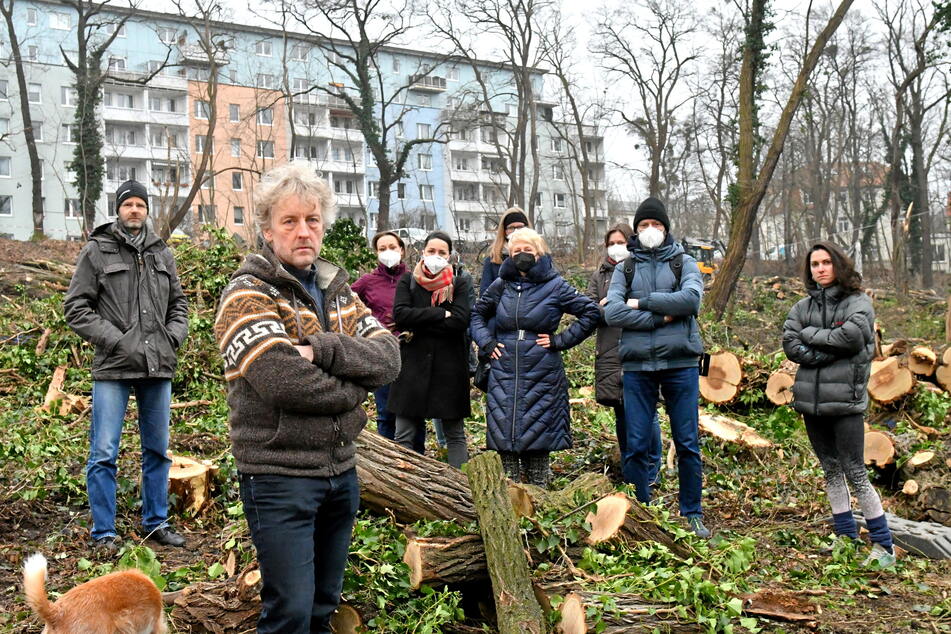 Stadtrat Torsten Schulze (52, Grüne) protestiert mit Anwohnern gegen die Abholzung.