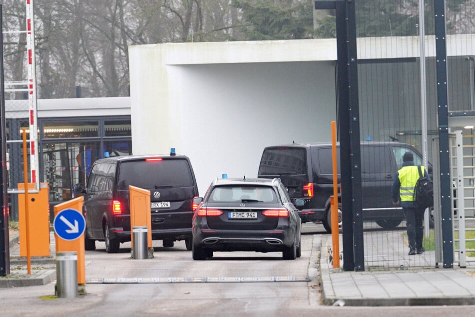 Am Bundesgerichtshof wurden am Dienstag mehrere in Deutschland gesuchte Linksradikale dem Ermittlungsrichter vorgeführt.