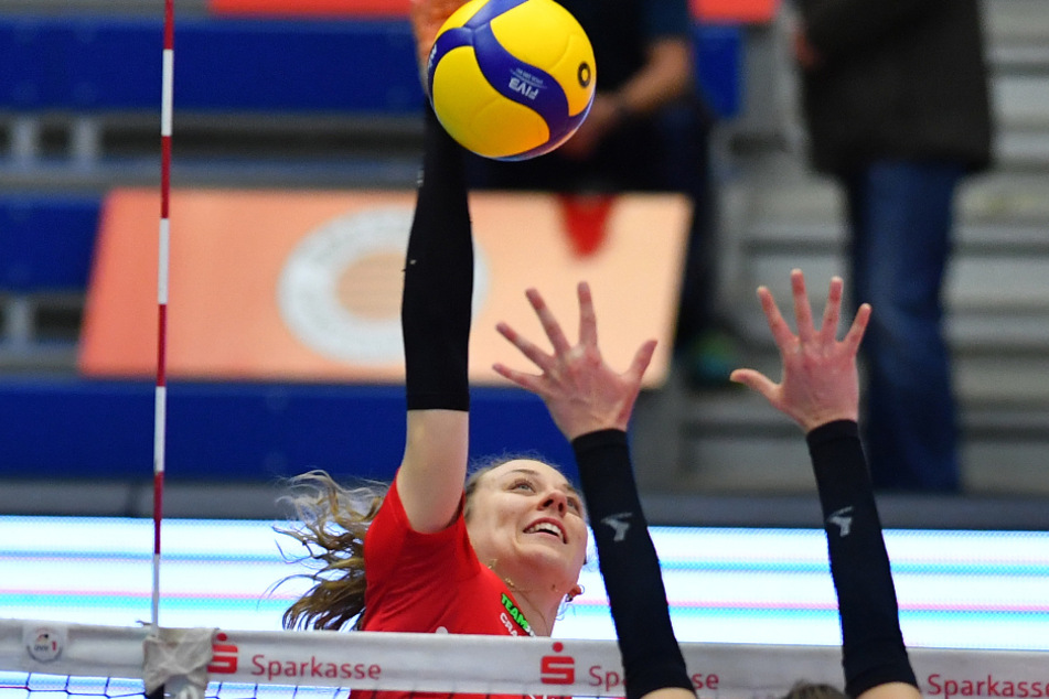 Von ganz oben: DSC-Topscorerin Maja Storck schlägt gegen Potsdams Brittany Abercrombie zu.