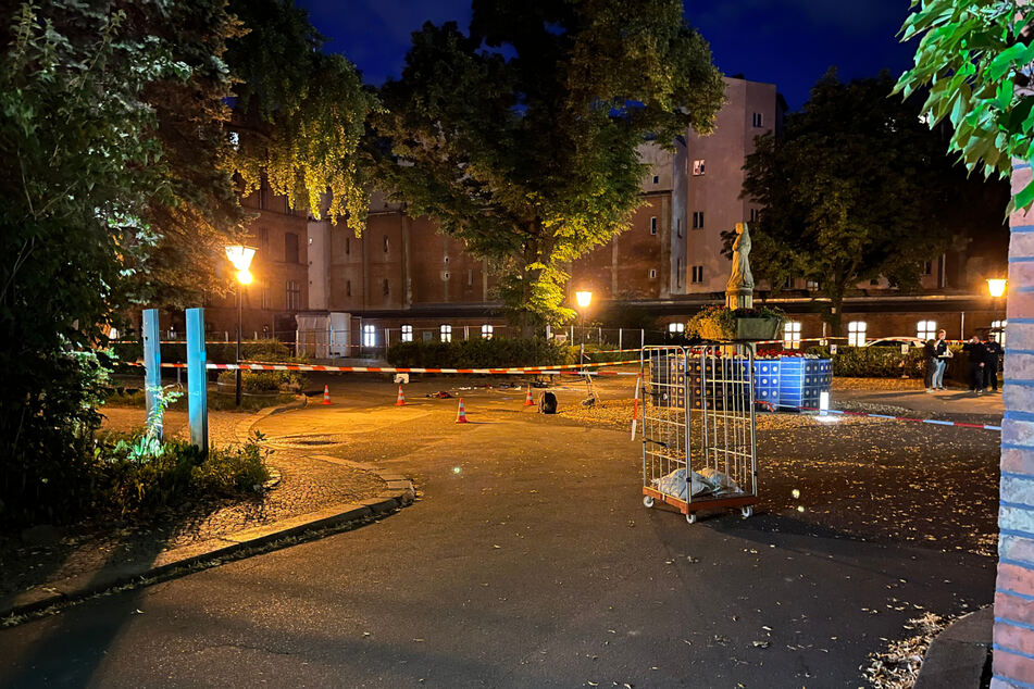 Nach Schüssen durch die Berliner Polizei wurde der Hofbereich eines Krankenhauses gesperrt.