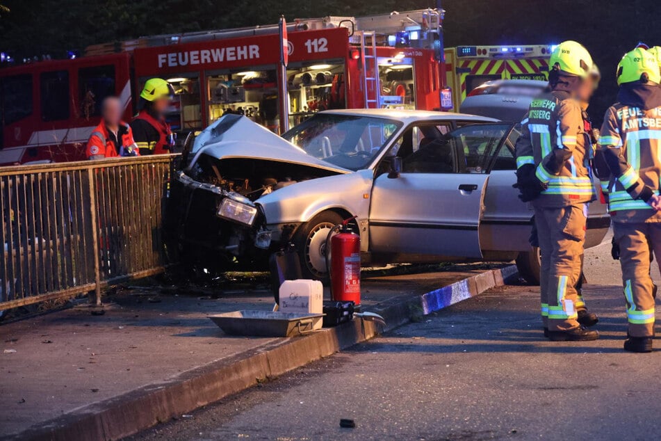 Ein Audi krachte gegen ein Brückengeländer.