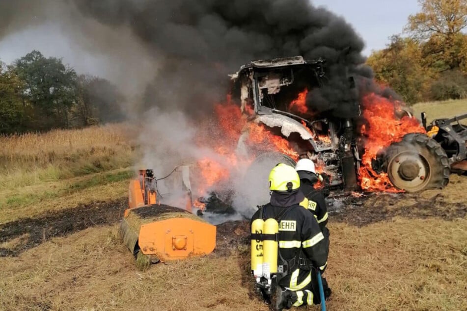 Traktor brennt lichterloh: 130.000 Euro Schaden!