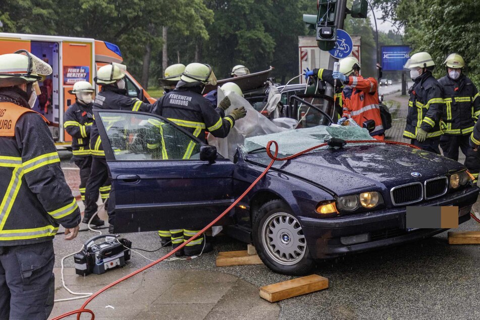 Der Fahrer musste von den Einsatzkräften aus dem Wrack befreit werden.