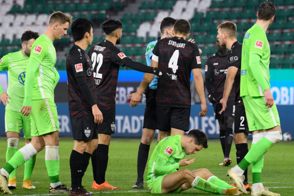 Viel los beim Schiedsrichter Florian Badstübner (29), mit dessen Leistung die VfB-Profis nicht einverstanden waren.