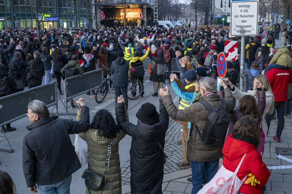 Hand in Hand: Teilnehmer trafen sich zum Gedenken an die Anschlagsopfer am Stiglmaierplatz in München.