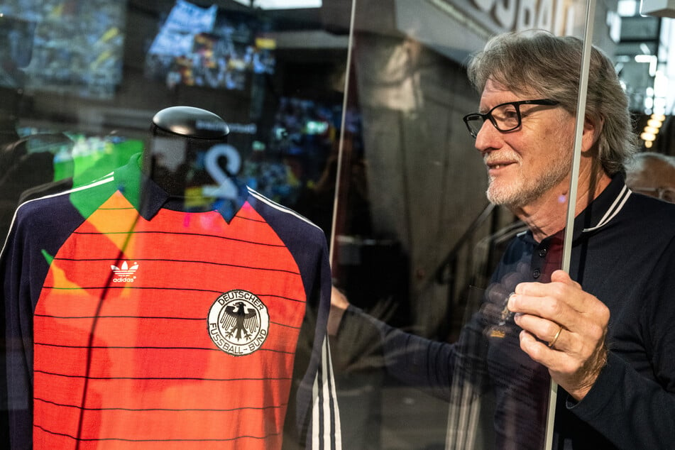 Toni Schumacher (68) schaut im Deutschen Fußballmuseum auf sein ehemaliges Trikot aus dem WM-Halbfinale gegen Frankreich aus dem Jahr 1982.