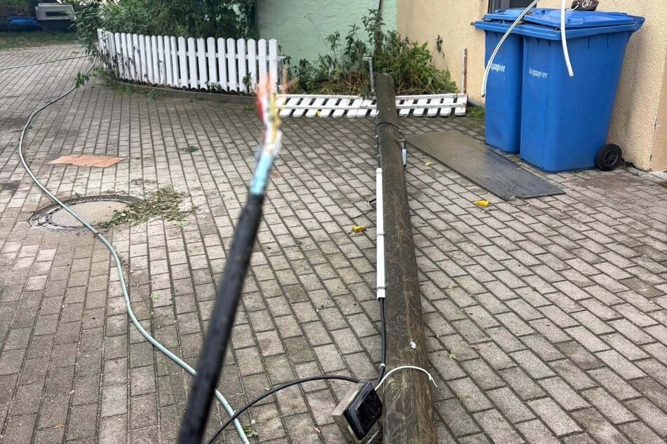 Ein Telefonmast wurde umgerissen.