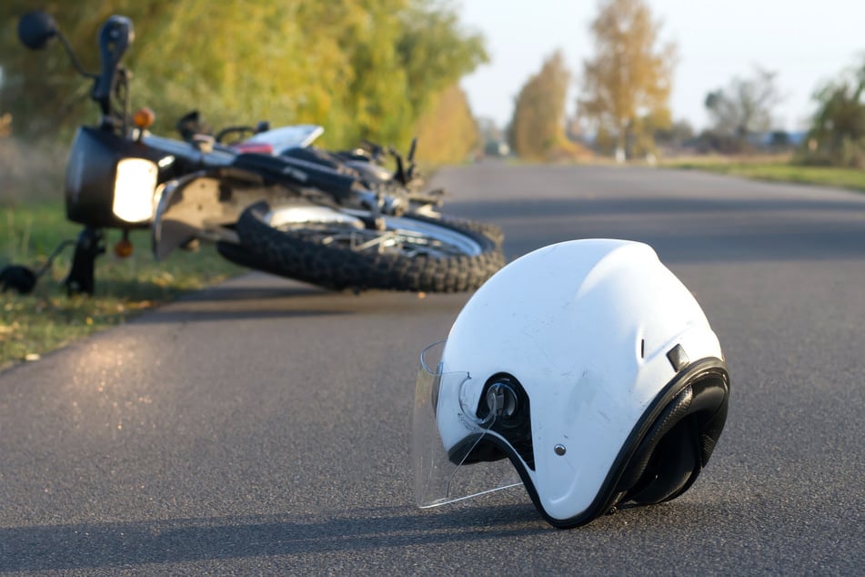 Im Landkreis Börde wurde ein Motorradfahrer von einem Auto erfasst. (Symbolbild)