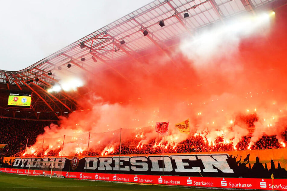 Beim Spiel gegen den FC Schalke 04 brannte der K-Block.