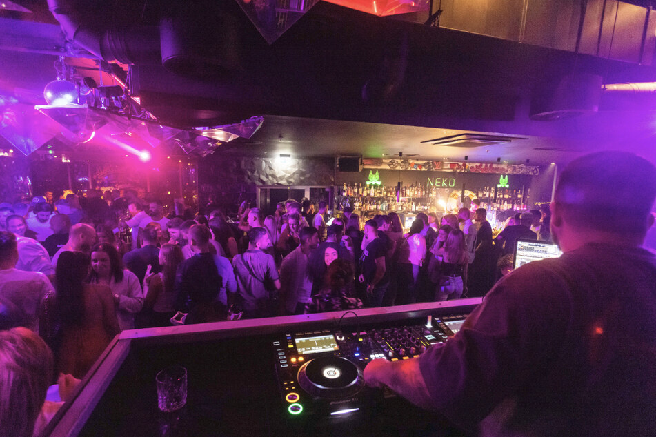 Menschen tanzen im Club "Neko" in Freiburg auf der Tanzfläche. Die Clubs im Land dürfen unter Einhaltung der entsprechenden Verordnungen ihre Türen wieder öffnen.