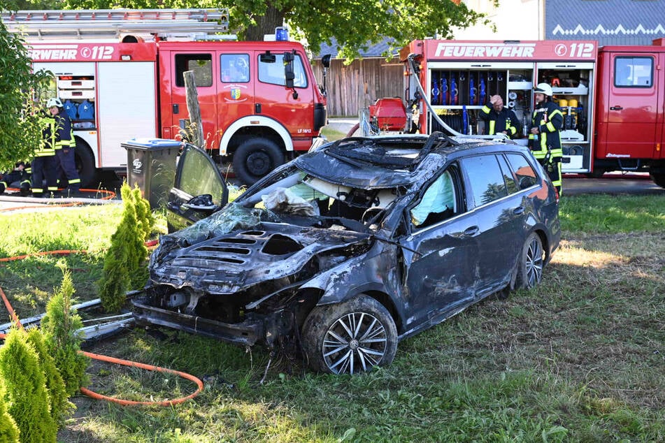 Der VW wurde völlig zerstört.