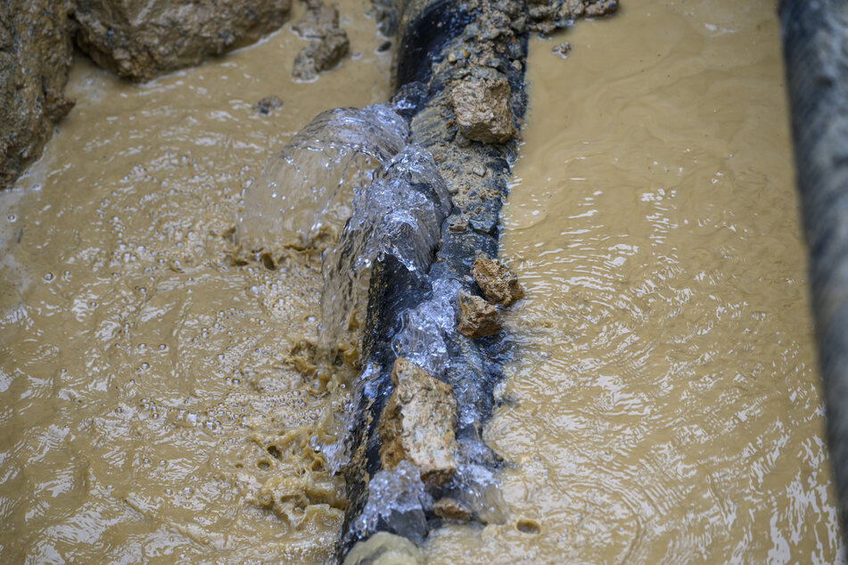 Unter der Geibelstraße in Chemnitz ist ein Wasserrohr geplatzt.