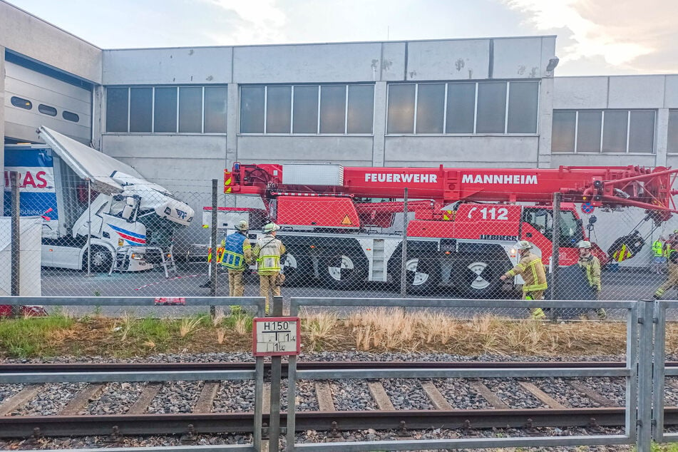 Ein Kran der Feuerwehr musste das Betonteil zunächst vom Laster anheben.